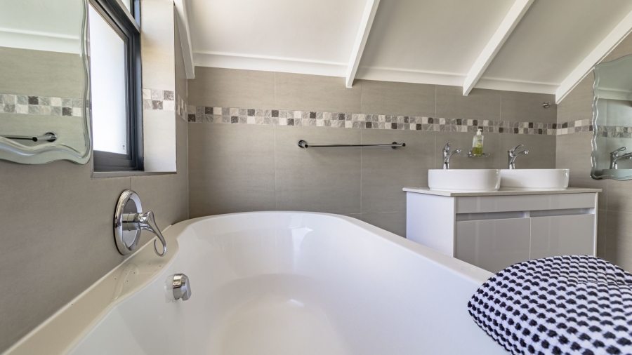 4 Bedroom Property for Sale in Grotto Bay Western Cape